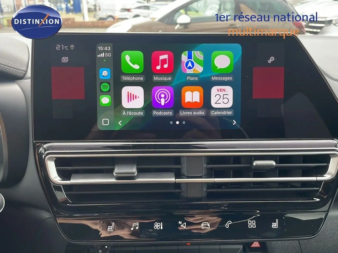 Écran tactile central avec interface Apple CarPlay dans l'habitacle du Citroën C5 Aircross 2025 gris platinium.