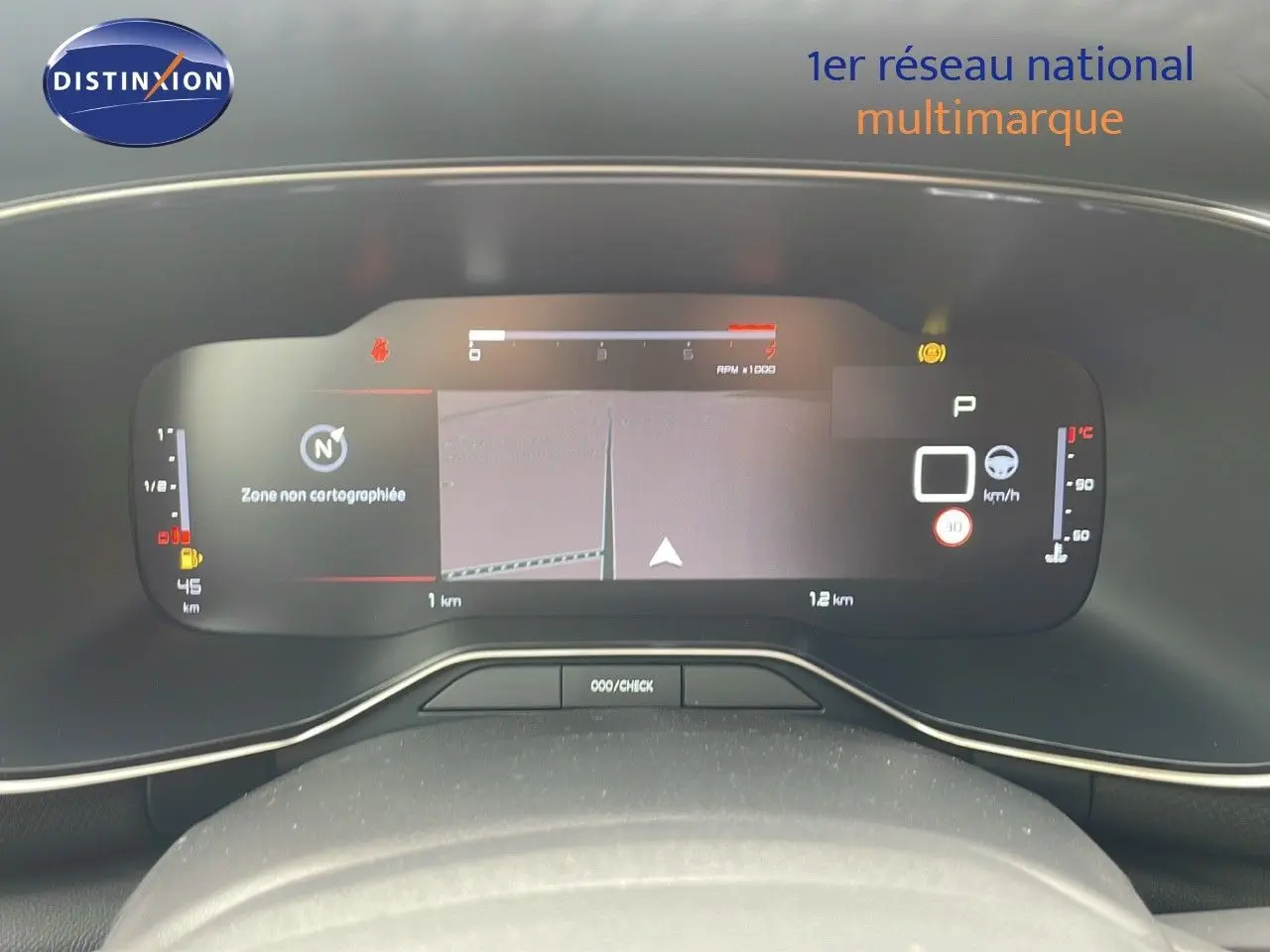 Tableau de bord numérique du Citroën C5 Aircross 2025, affichant navigation et informations de conduite.