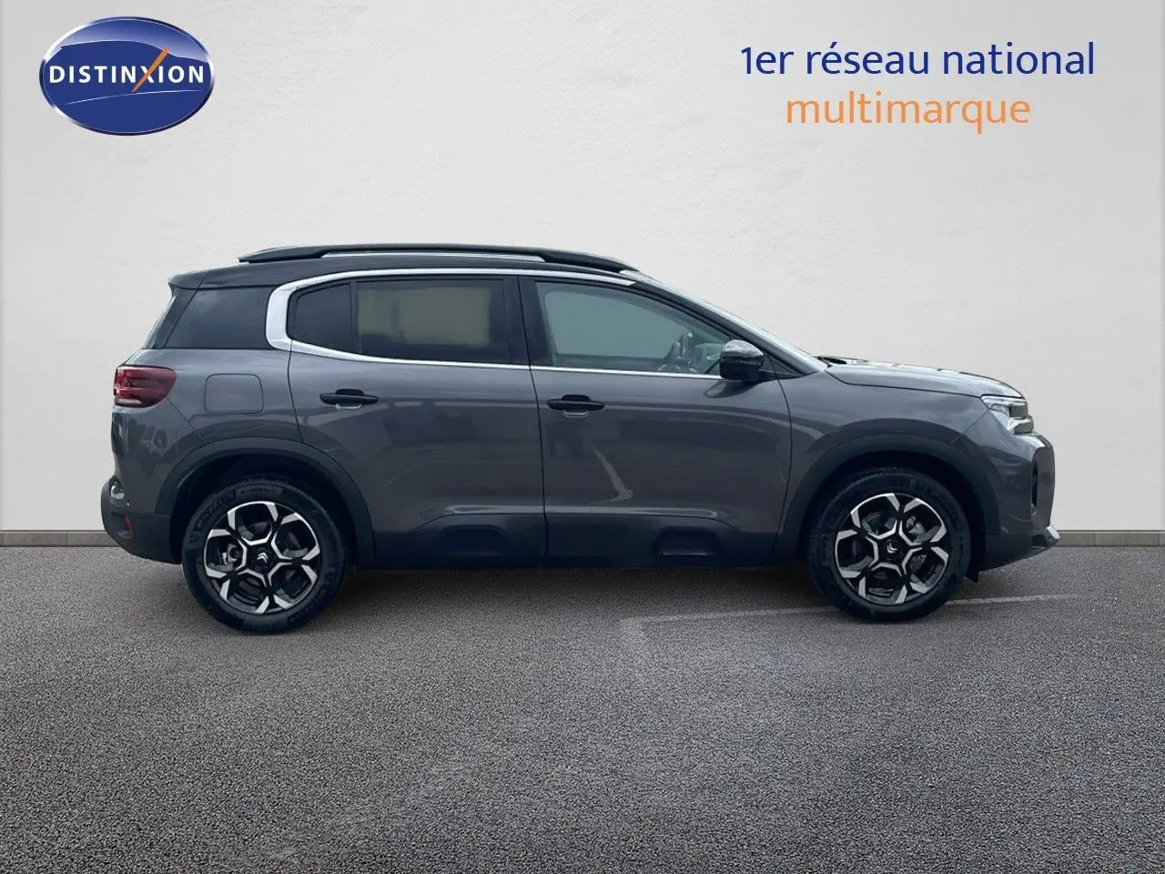 Profil côté droit d'un Citroën C5 Aircross 2025 gris platinium métal avec toit noir et jantes biton.
