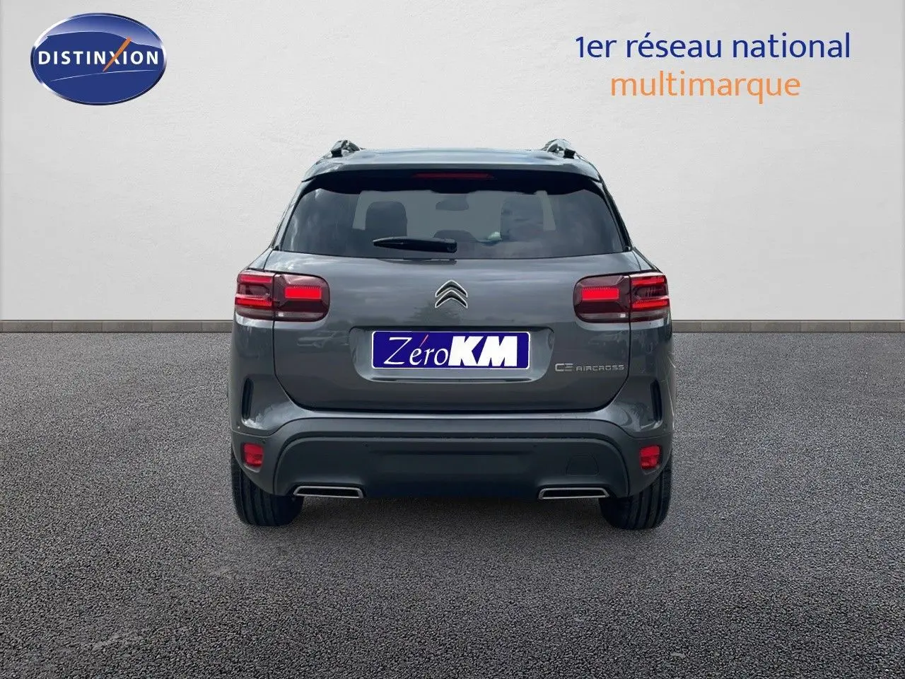 Vue arrière d'un Citroën C5 Aircross gris platinium avec toit noir, mettant en valeur ses feux et double sortie d'échappement.