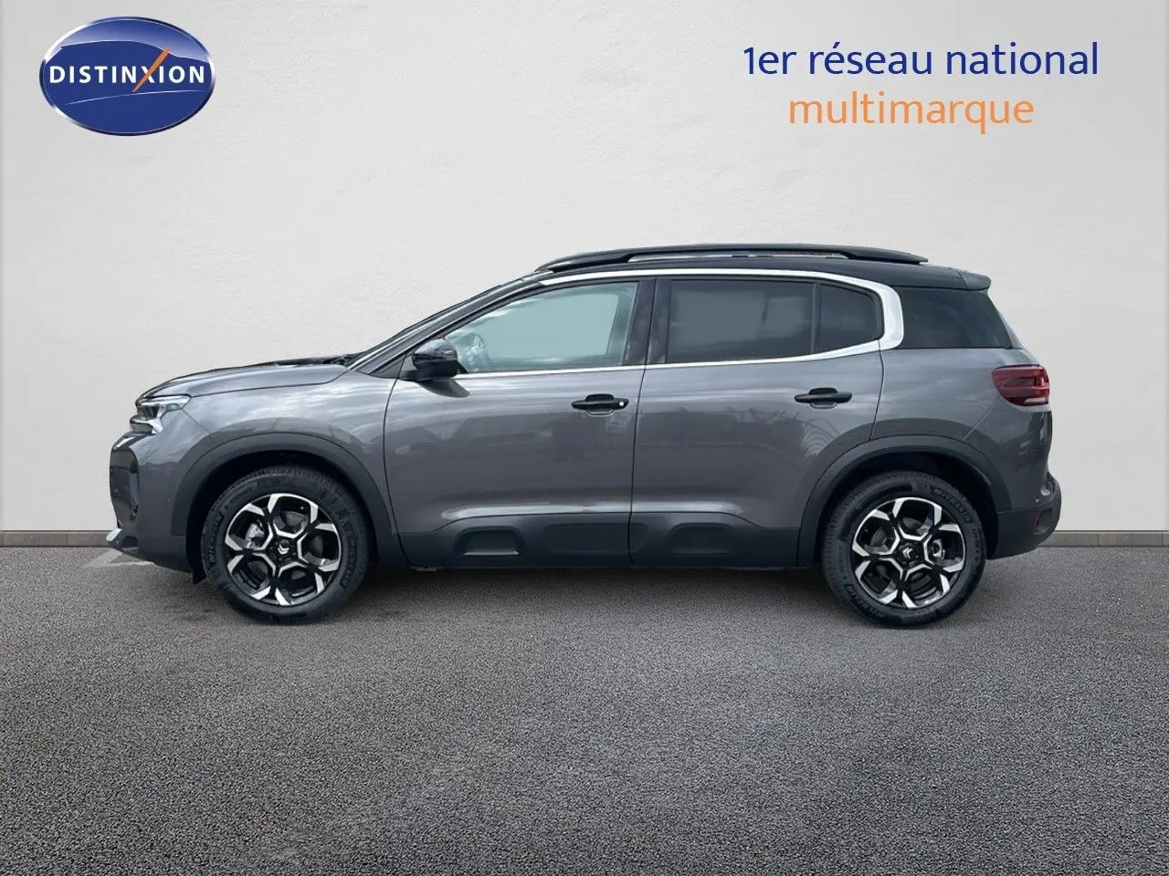 Profil côté gauche d'un Citroën C5 Aircross 2025 gris platinium avec toit noir et jantes biton 18 pouces.