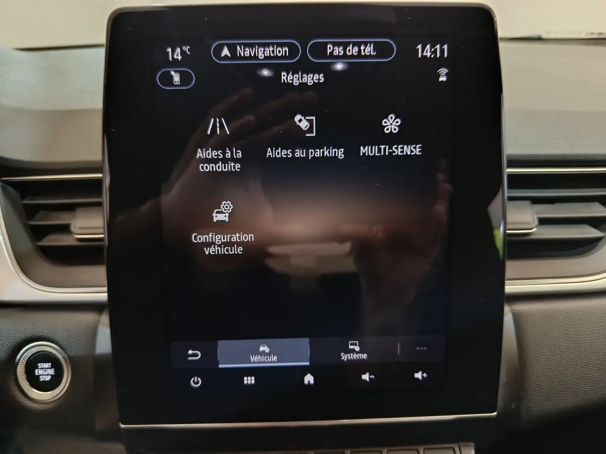 Écran tactile central du tableau de bord du Renault Captur techno TCe 90 2024 affichant les réglages d'aide à la conduite.