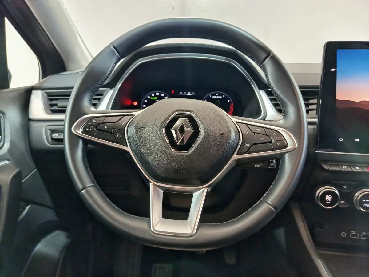 Volant cuir noir Renault Captur 2024 TCe 90 avec commandes multifonctions et tableau de bord numérique visible