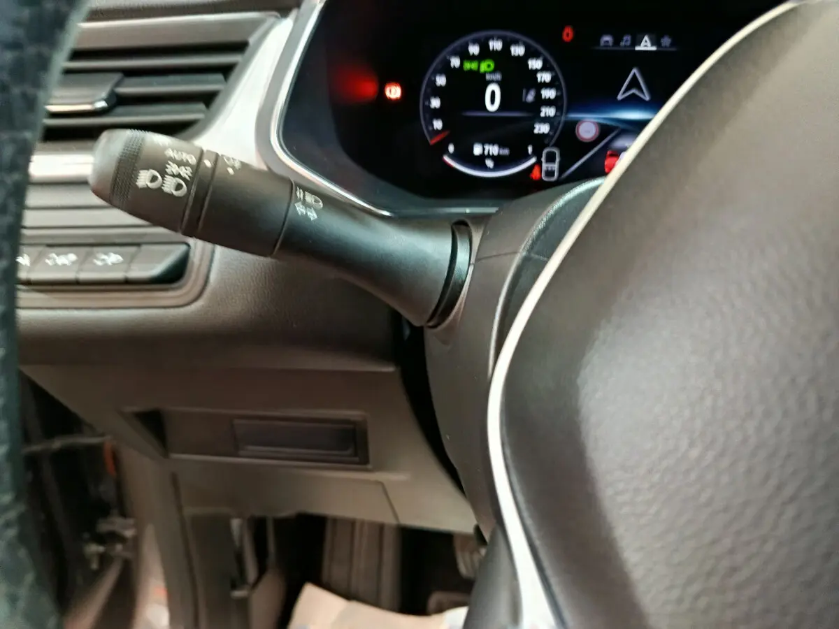 Gros plan sur le combiné d'instruments numérique du Renault Captur techno TCe 90 2024 avec affichage multifonctions et levier de clignotants.