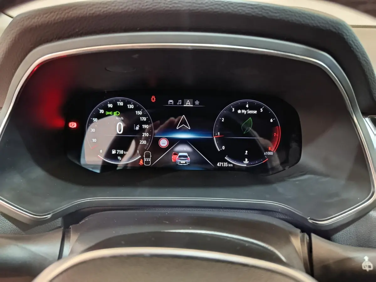 Combiné d'instruments numérique du Renault Captur Techno TCe 90, affichage multifonctions clair et moderne.