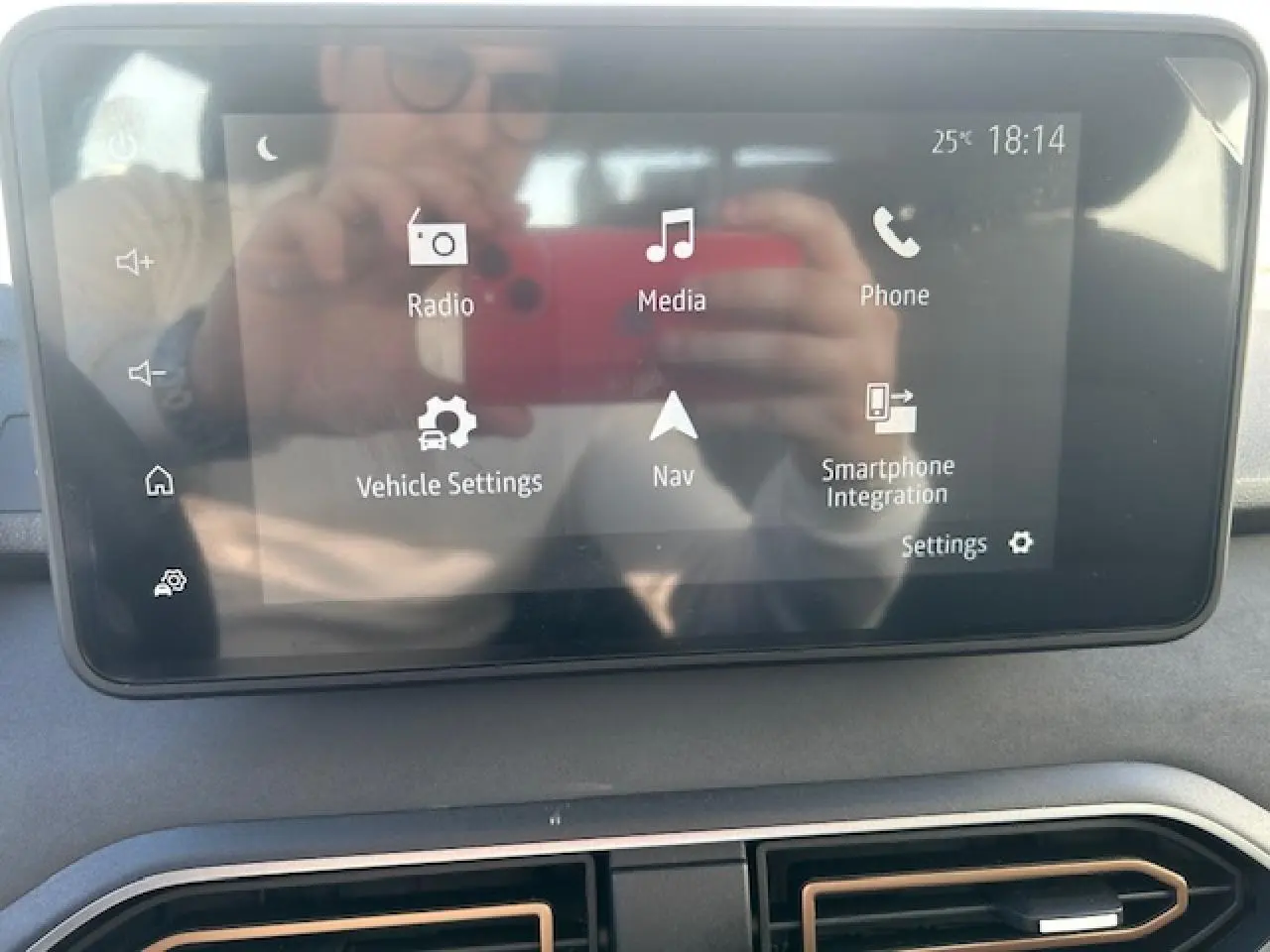 Écran tactile multimédia 8 pouces de la Dacia Sandero III Stepway, affichant menu navigation et médias.