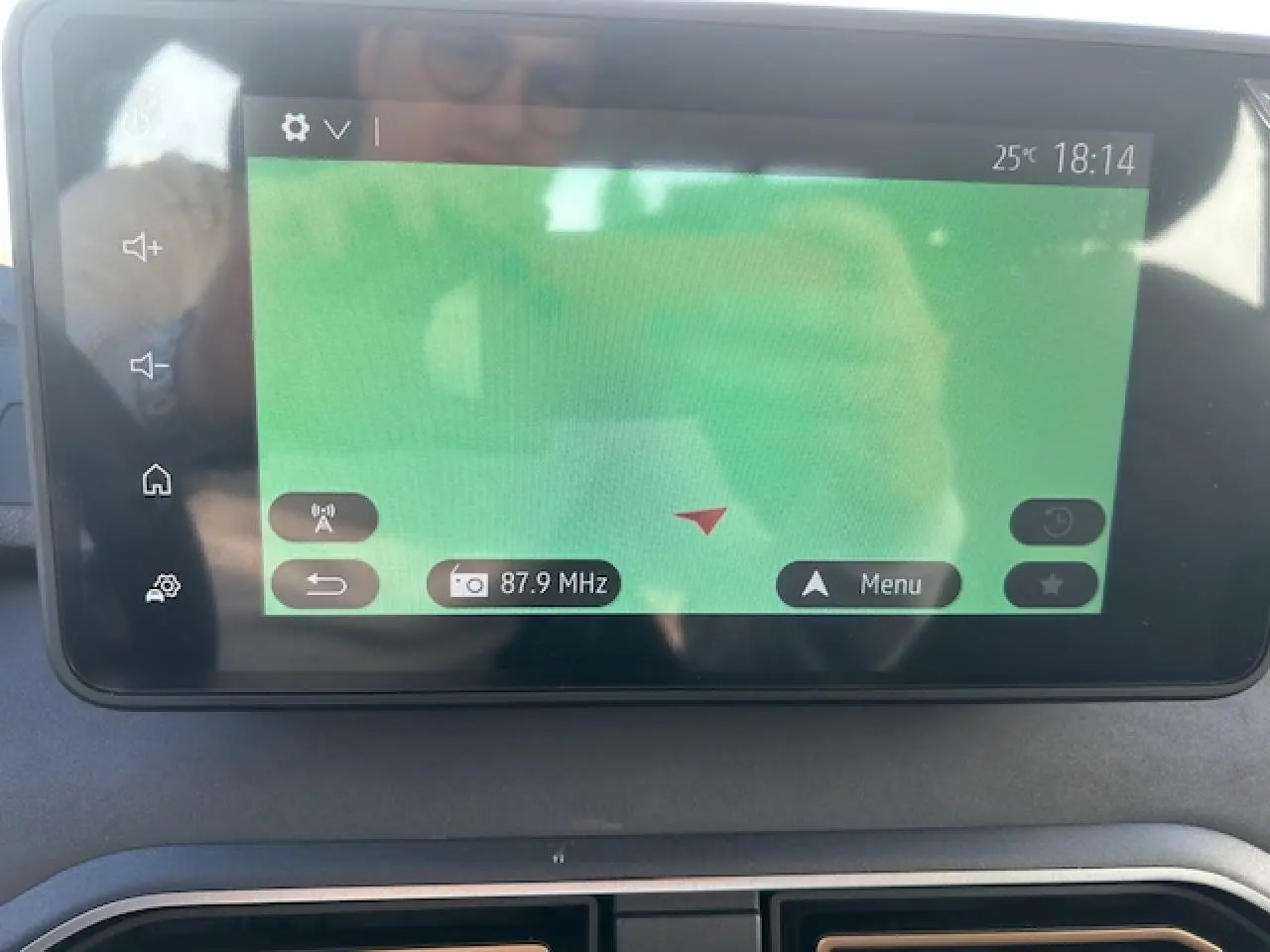 Écran tactile 8 pouces du système Media NAV de la Dacia Sandero Stepway 2025 affichant la navigation.