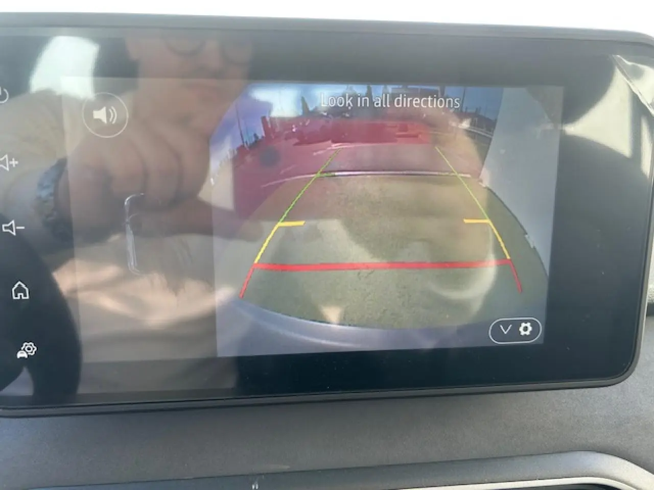 Écran tactile intérieur montrant la caméra de recul du Dacia Sandero III Stepway bleu Iron avec guidage coloré.