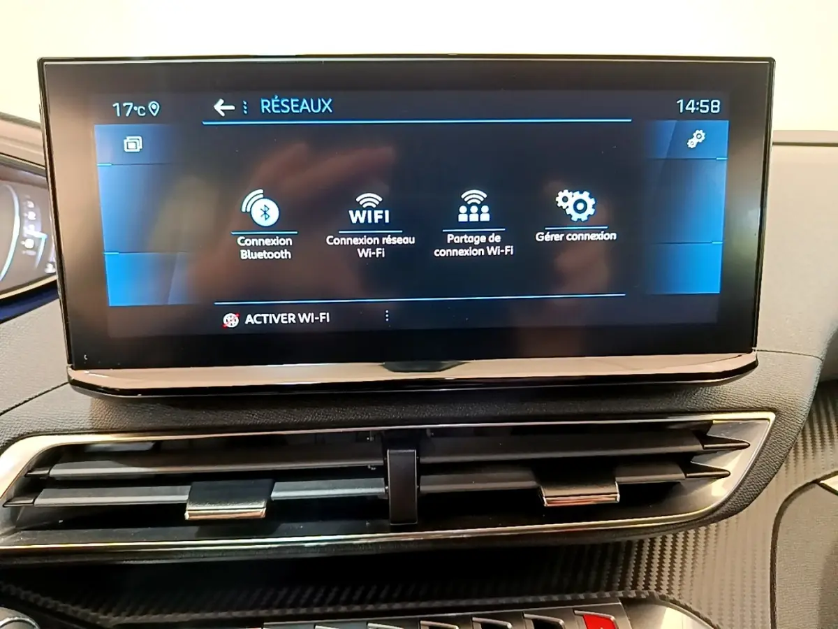 Écran tactile central affichant les options réseau Wi-Fi et Bluetooth dans l’habitacle d’un Peugeot 3008 gris foncé.