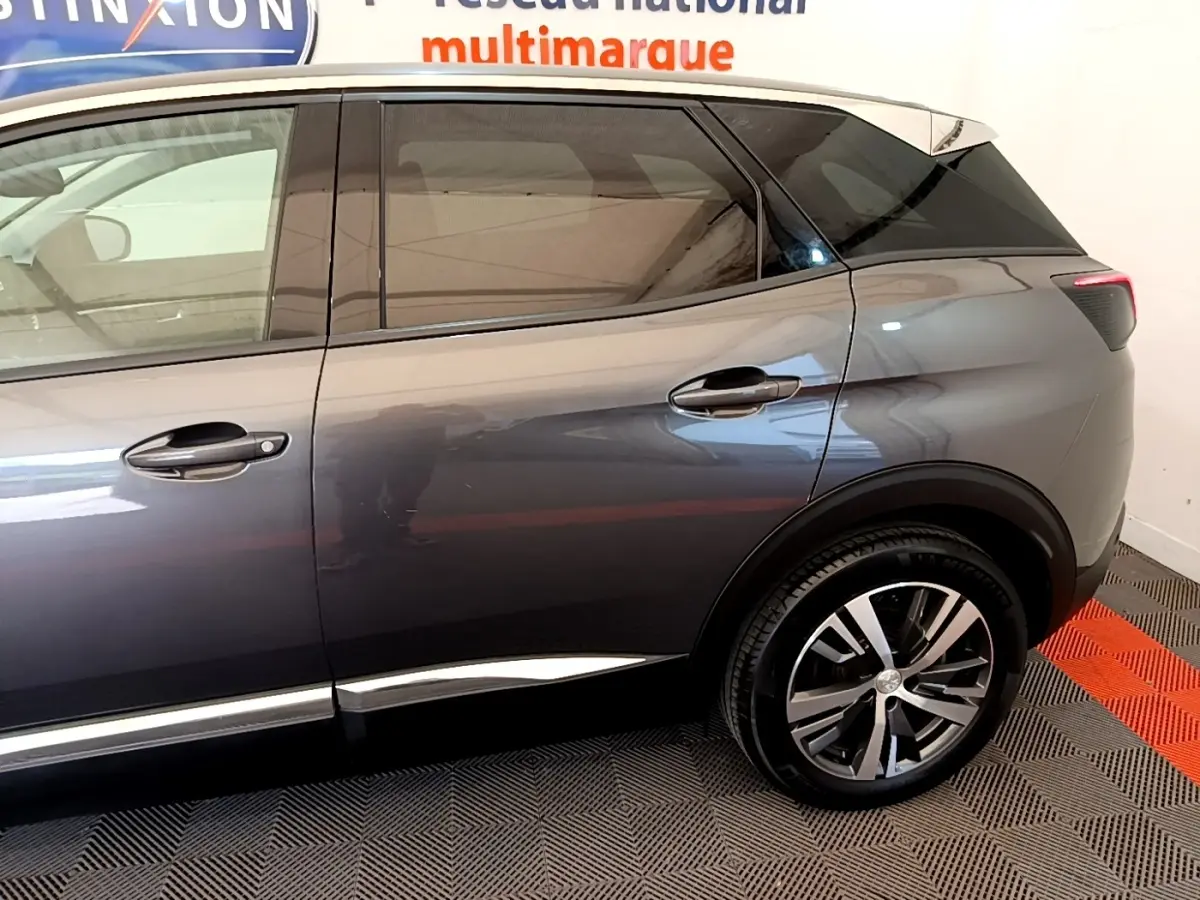 Vue latérale droite du Peugeot 3008 gris foncé, mettant en valeur les vitres teintées et les jantes alliage modernes.