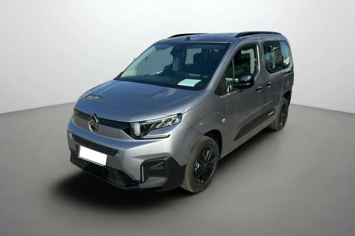 Citroën Berlingo BlueHDi 130 EAT8 Max gris artense en 3/4 avant droit avec jantes noires et toit vitré.