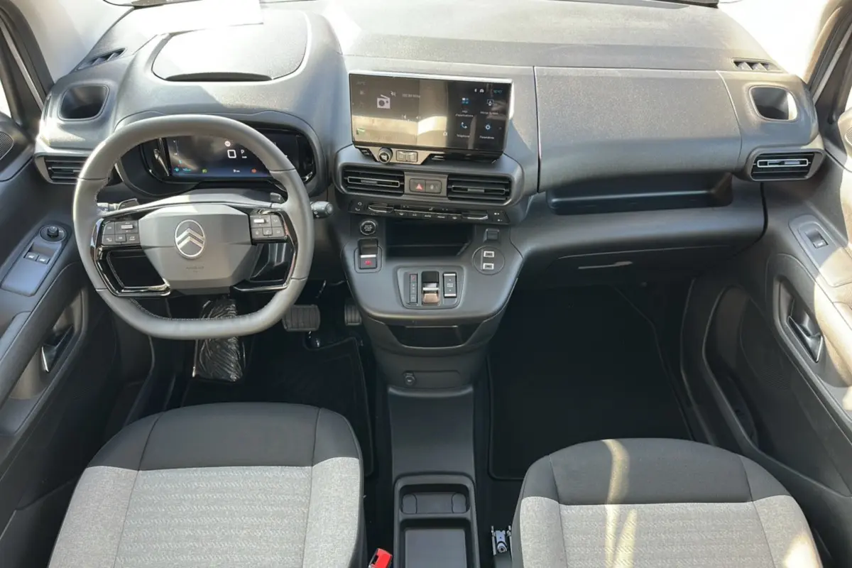 Vue intérieure du tableau de bord du Citroën Berlingo 2025 gris artense, avec écran tactile et volant multifonction.