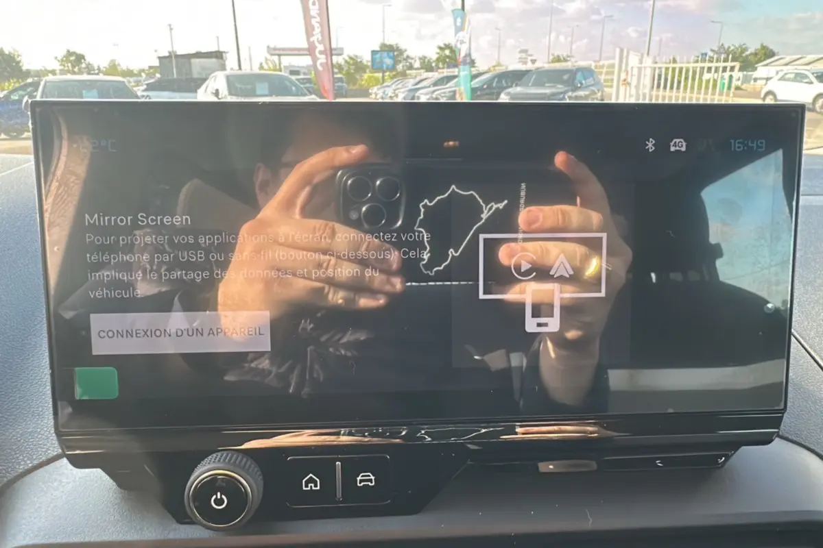 Écran tactile central du Citroën Berlingo 2025 gris artense, affichant l'interface Mirror Screen en intérieur véhicule.