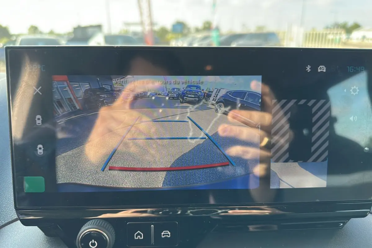 Vue de l'écran intérieur du Citroën Berlingo 2025 gris Artense montrant la caméra de recul avec guidage de trajectoire.