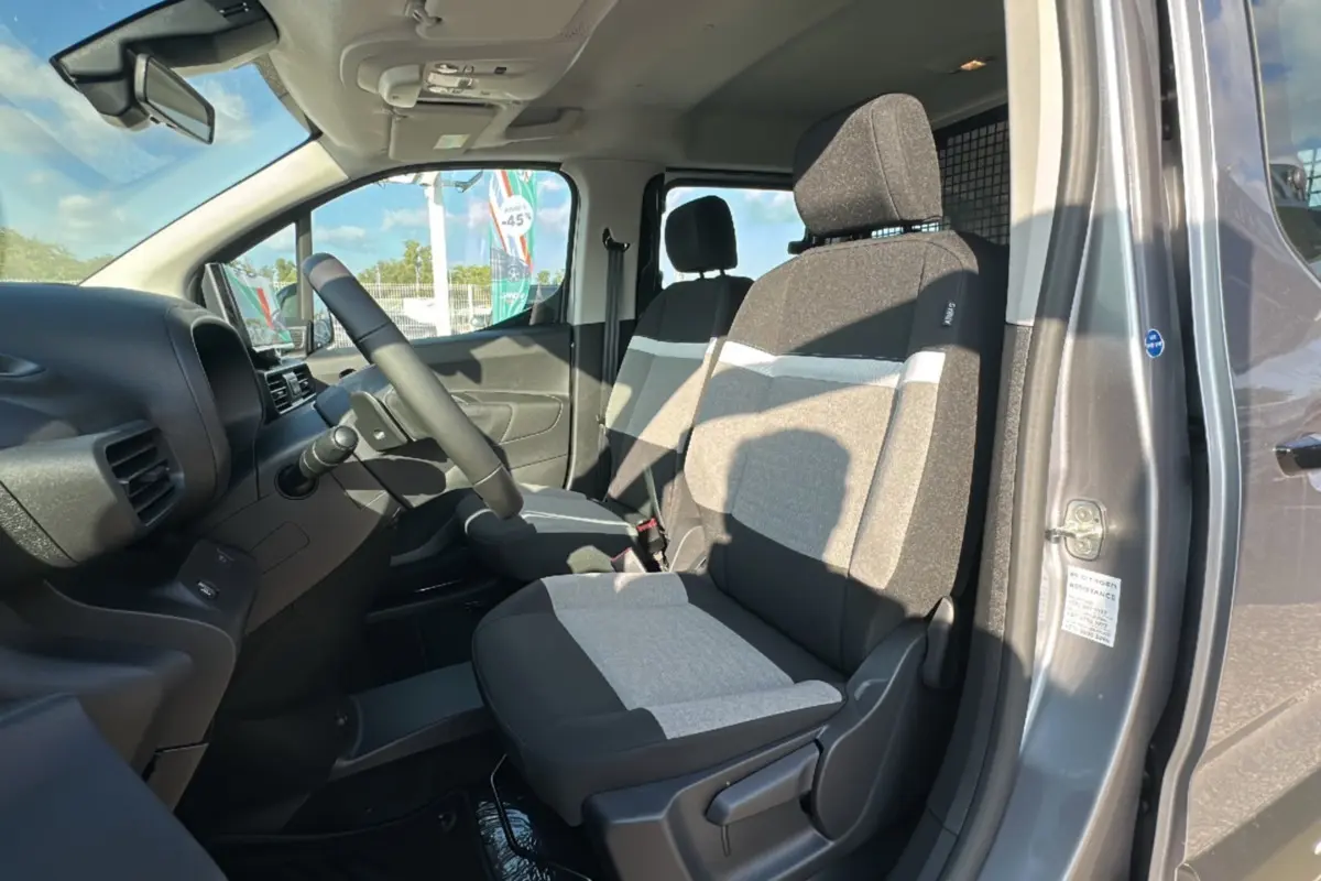 Intérieur du Citroën Berlingo BlueHDi 130 EAT8 Max 2025 en gris artense, vue côté conducteur avec sièges bicolores et tableau de bord.