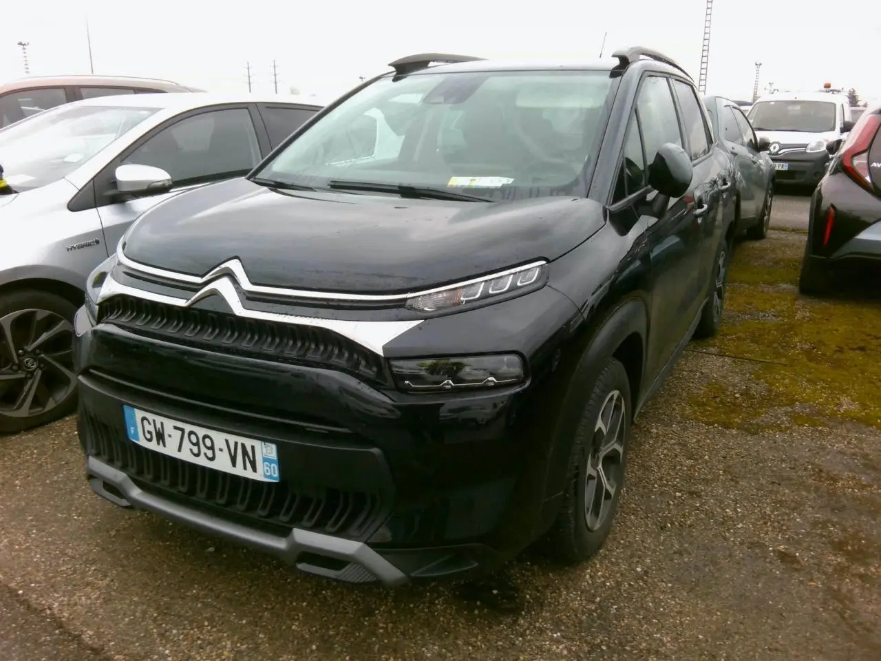 Citroën C3 Aircross noir vue 3/4 avant droit, avec calandre distinctive et jantes alliage 16 pouces.