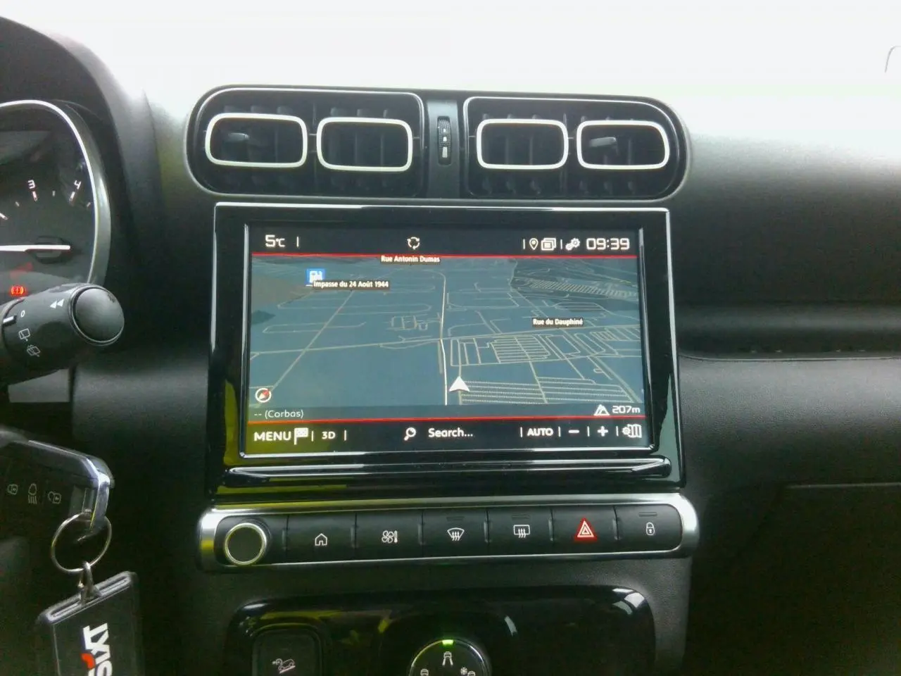 Vue rapprochée de l’écran tactile central et des commandes noires brillantes du tableau de bord du Citroën C3 Aircross noir.