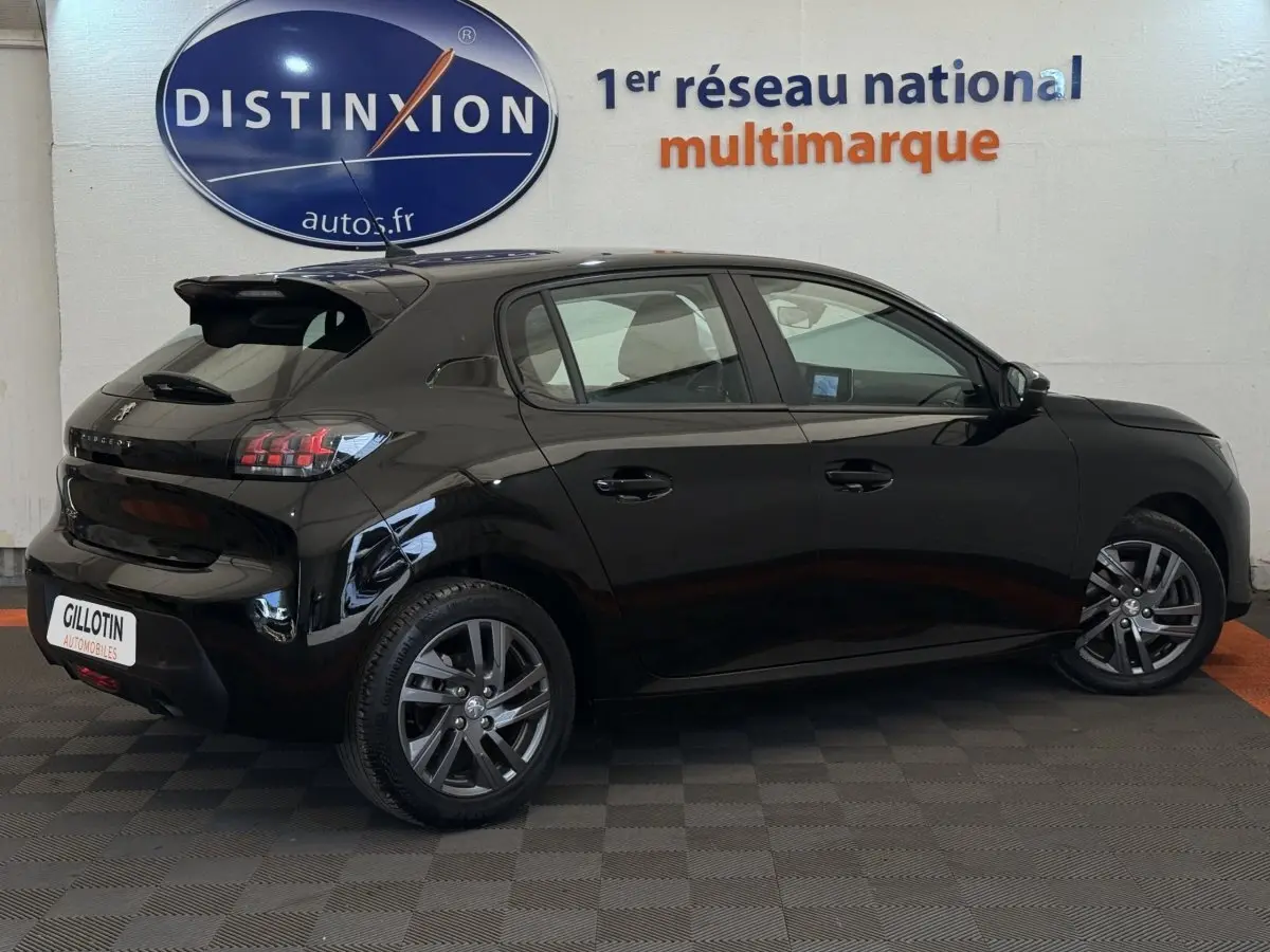 Peugeot 208 noire vue de profil côté gauche, avec jantes alliage et feux arrière LED distinctifs.