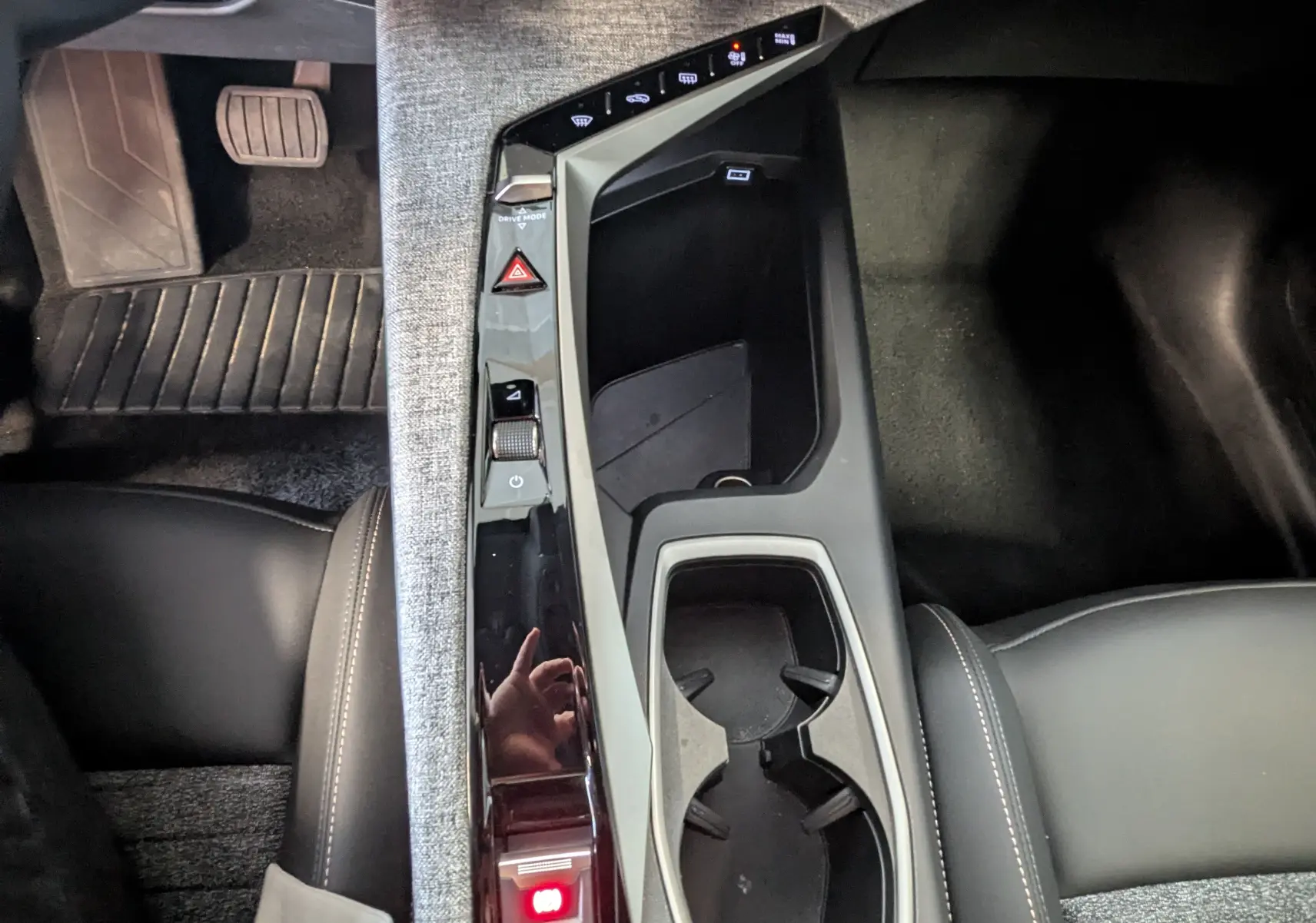 Vue plongeante sur la console centrale du Peugeot 3008 Hybrid blanc, avec porte-gobelets et commandes tactiles.