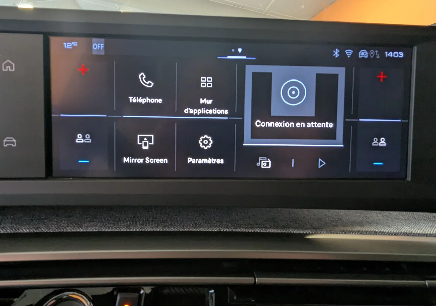Écran tactile central du tableau de bord du Peugeot 3008 Hybrid blanc, affichant le menu principal connecté.