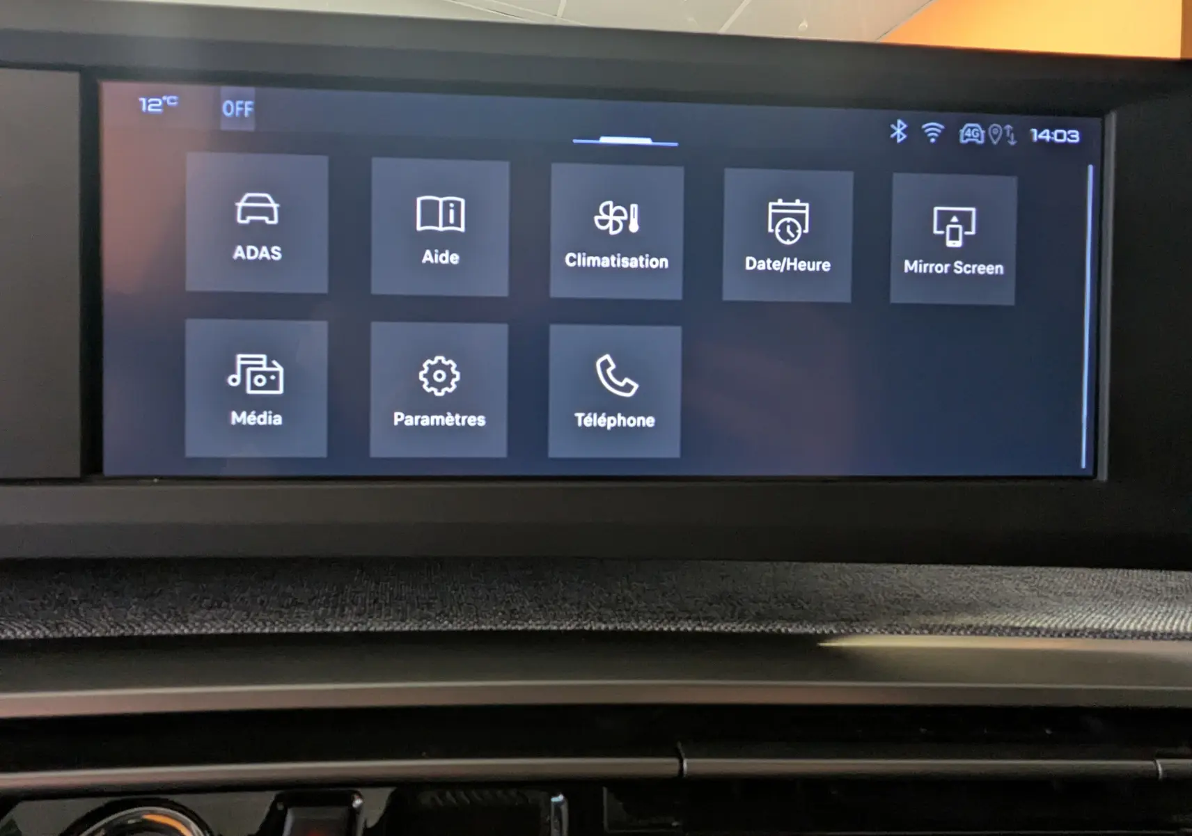 Écran tactile central affichant les options de climatisation et multimédia dans l’habitacle du Peugeot 3008 Hybrid blanc.