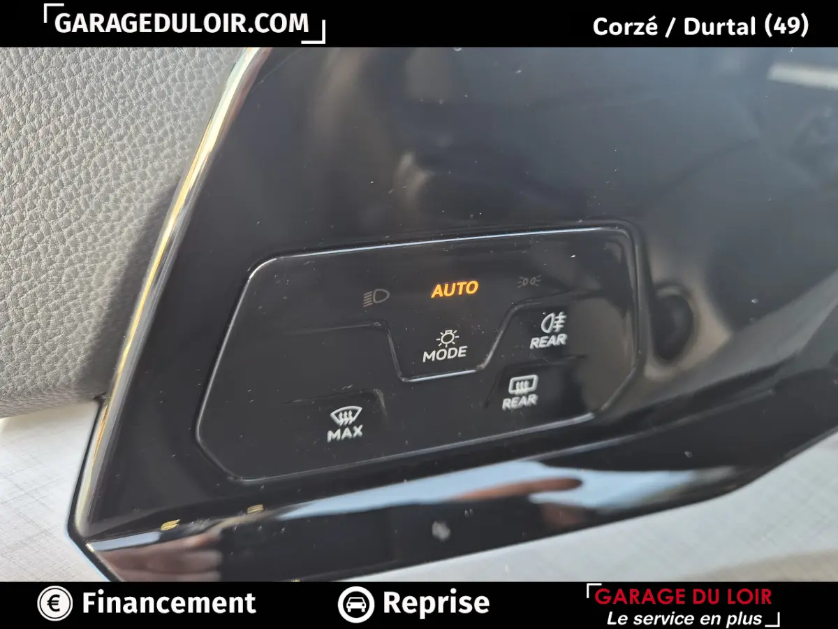 Gros plan sur les commandes d’éclairage automatiques et dégivrage arrière dans une Volkswagen Golf bleue 2023.