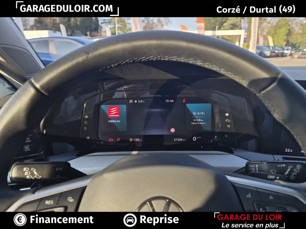 Vue intérieure du tableau de bord et volant cuir de la Volkswagen Golf 2023 avec affichage numérique multifonctions.