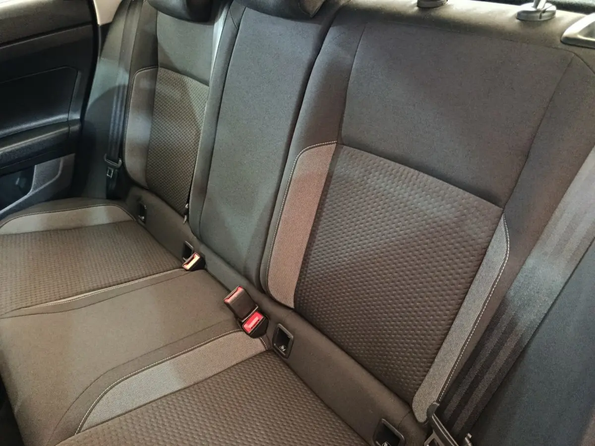 Vue rapprochée de la banquette arrière grise foncée du Volkswagen Taigo 2023 avec ceintures et fixation Isofix visibles.