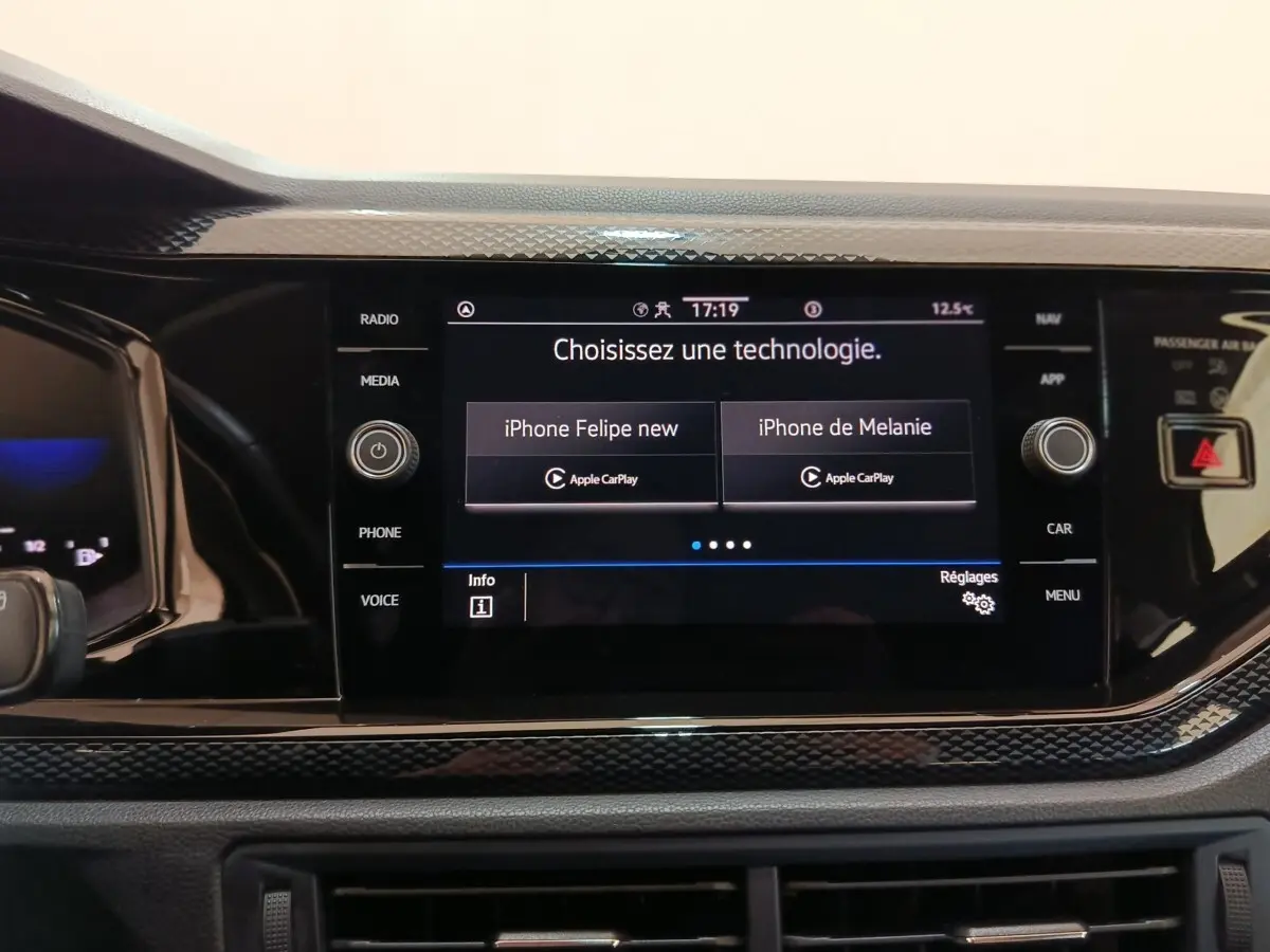 Écran tactile central du tableau de bord du Volkswagen Taigo 2023 affichant la connexion Apple CarPlay.