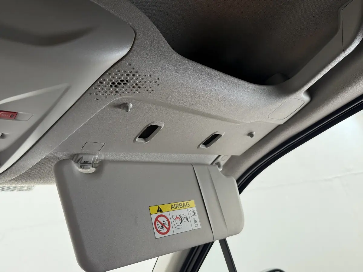 Détail intérieur du pare-soleil côté conducteur gris clair de la Toyota Proace City 1.5 LONG 130 D-4D Business 2022.