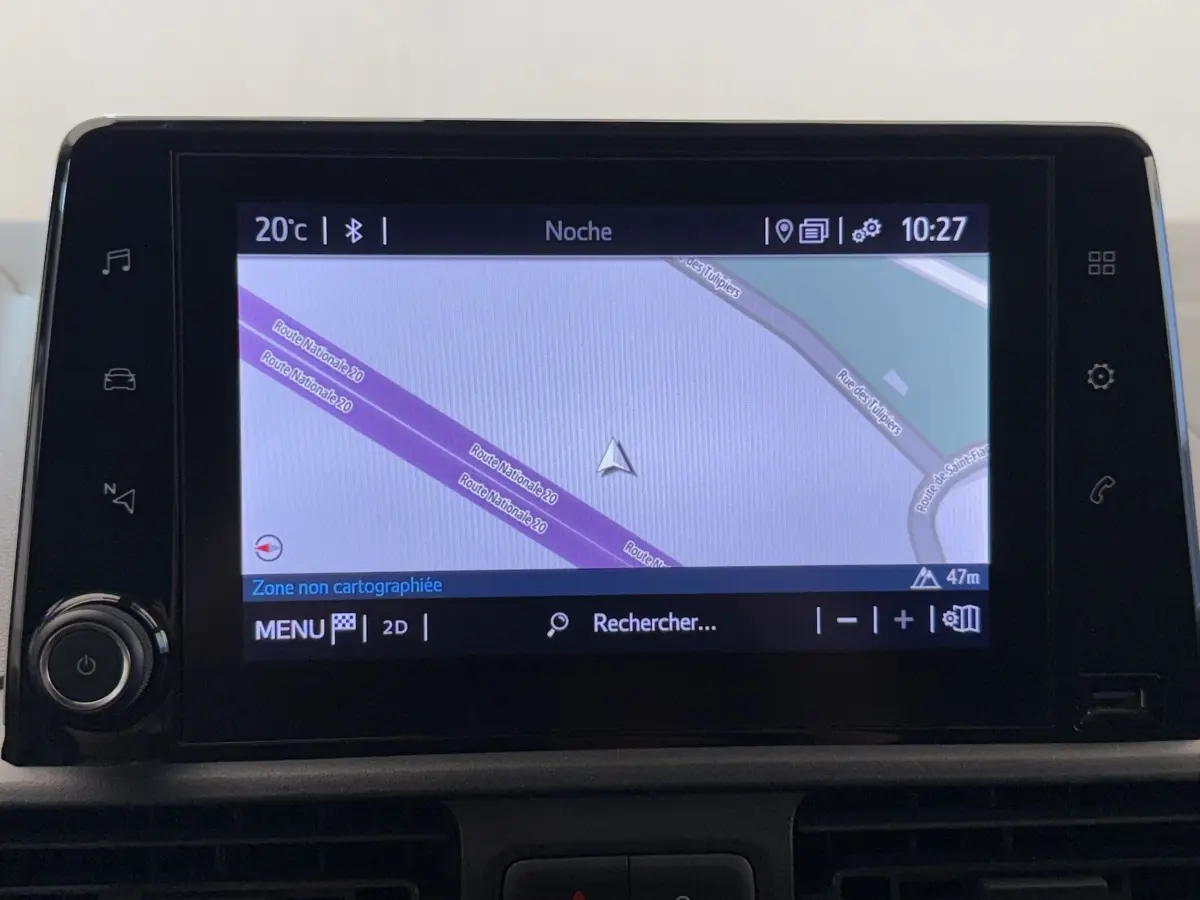 Écran tactile central du système de navigation 8 pouces du Toyota Proace City blanc, vue intérieure frontale.