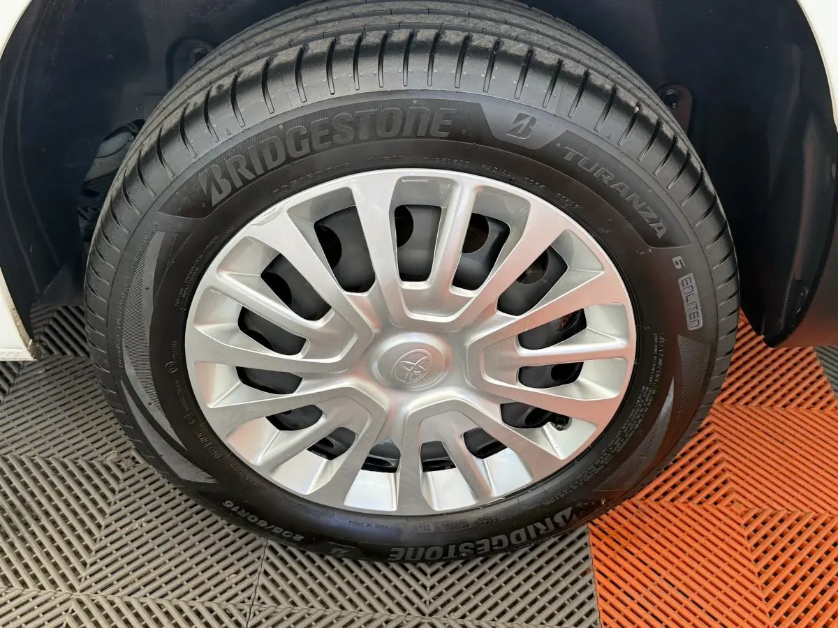 Gros plan sur la roue avant droite blanche du Toyota Proace City 1.5 LONG 130 D-4D Business avec jante en alliage.