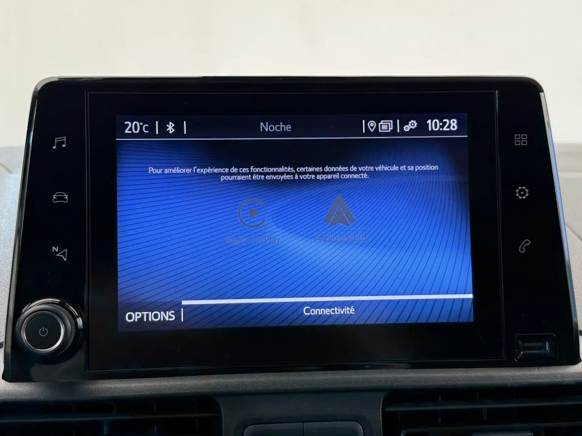 Écran tactile central du Toyota Proace City 2022 affichant les options Apple CarPlay et Android Auto en mode nuit.