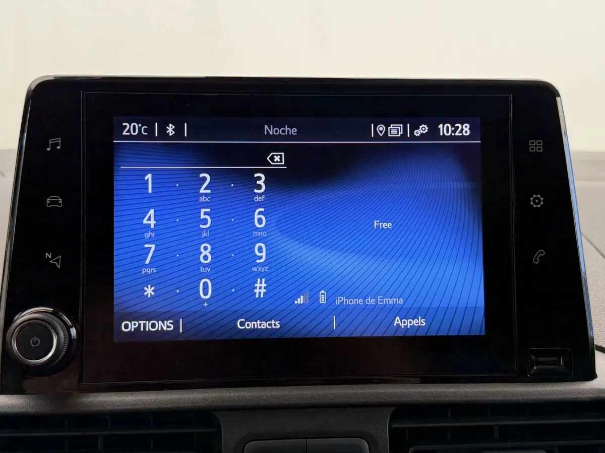 Écran tactile central bleu affichant le clavier téléphonique du Toyota Proace City blanc, vue de face rapprochée.