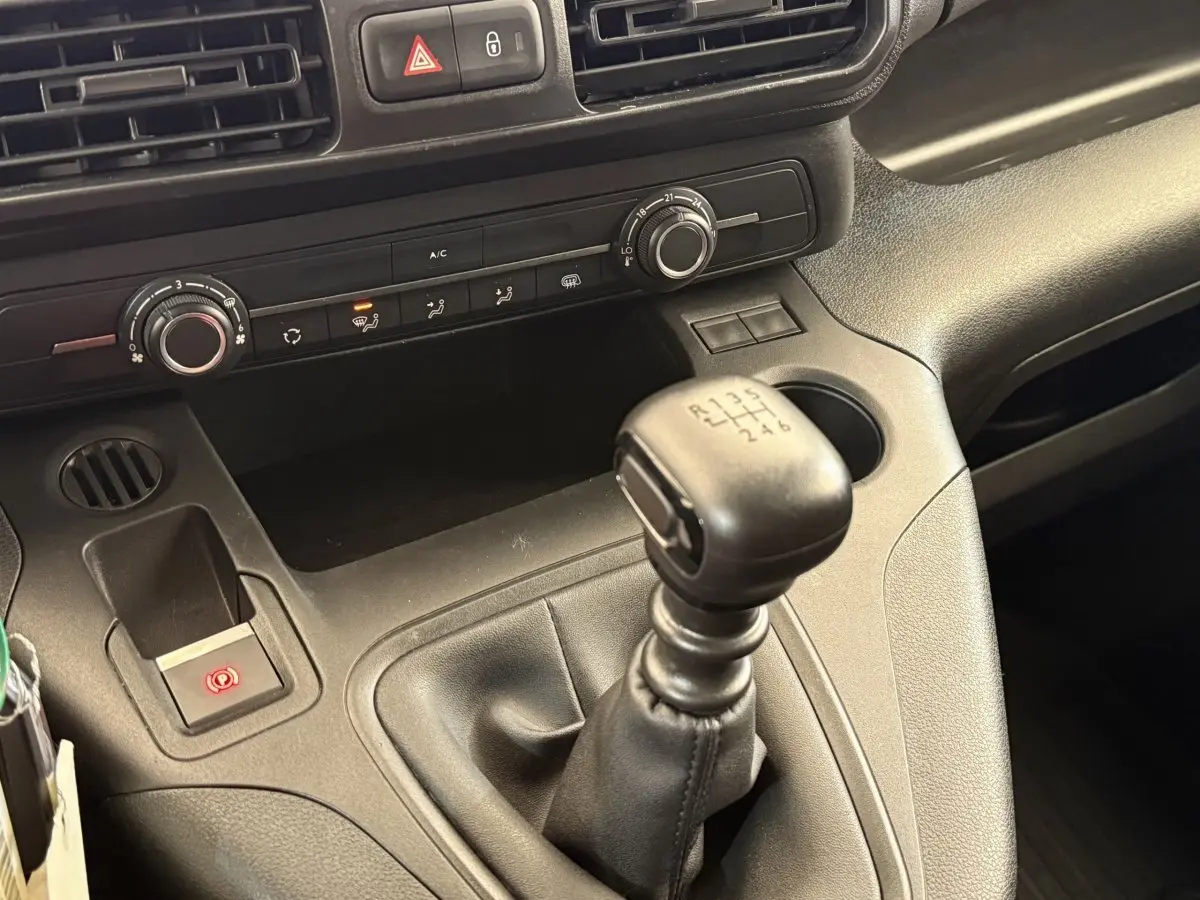 Gros plan sur le levier de vitesses manuel et la console centrale noire du Toyota Proace City 2022.