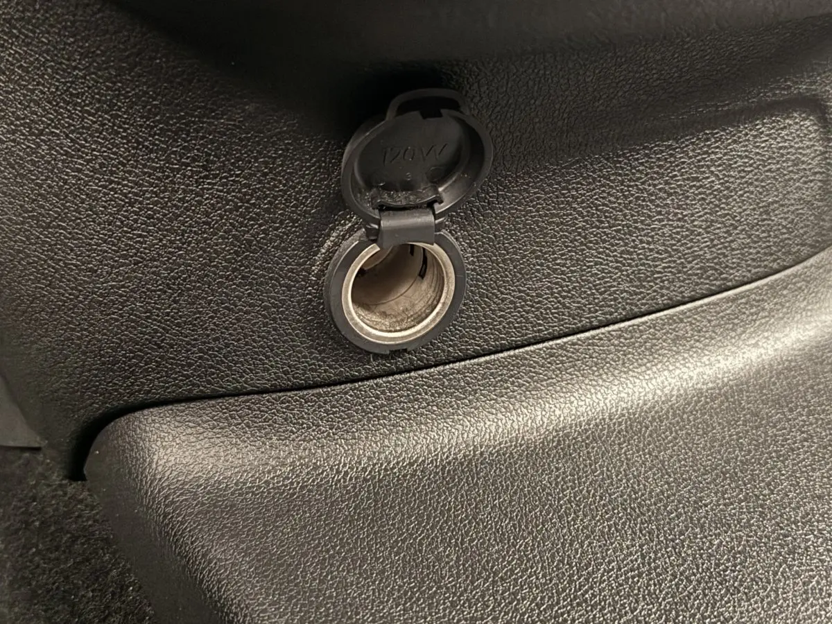 Prise 12V ouverte sur la console noire intérieure du Toyota Proace City 1.5 LONG 130 D-4D Business.