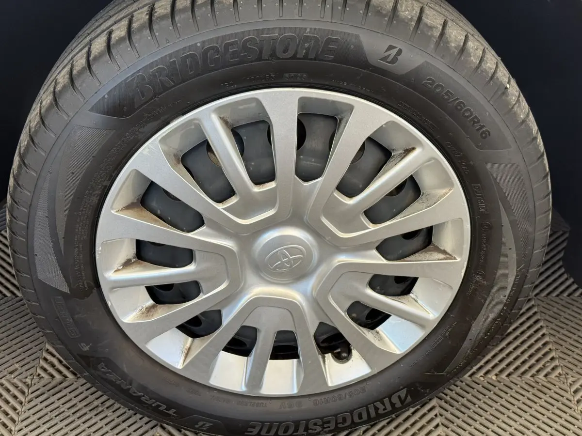 Gros plan sur la roue avant avec jante en alliage argentée et pneu Bridgestone du Toyota Proace City blanc.