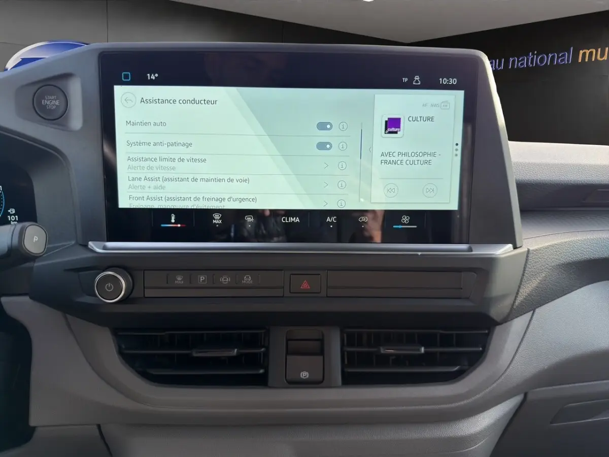 Vue rapprochée du tableau de bord du Volkswagen Transporter 2025 avec écran tactile multifonctions et commandes climatisation.