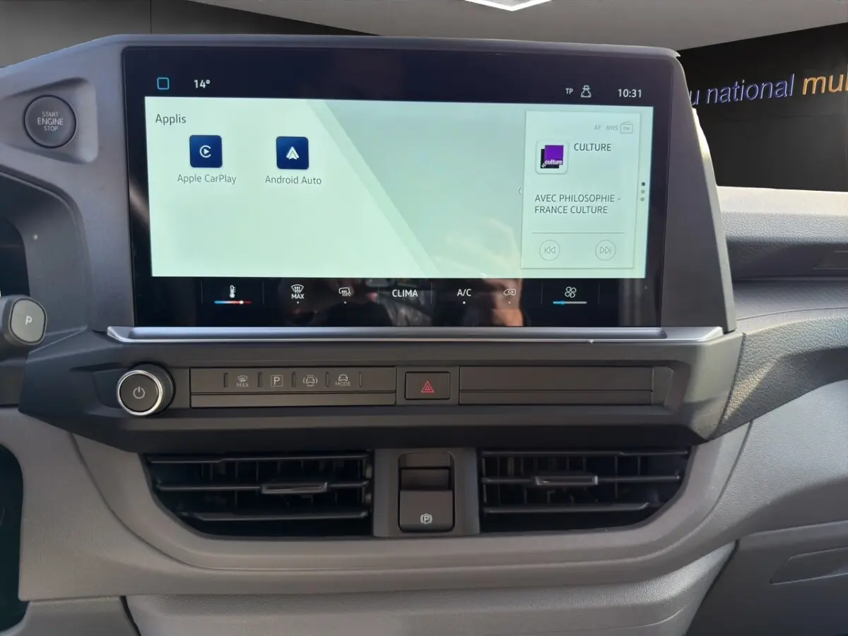 Vue rapprochée du tableau de bord du Volkswagen Transporter 2025 avec écran tactile affichant Apple CarPlay et Android Auto.