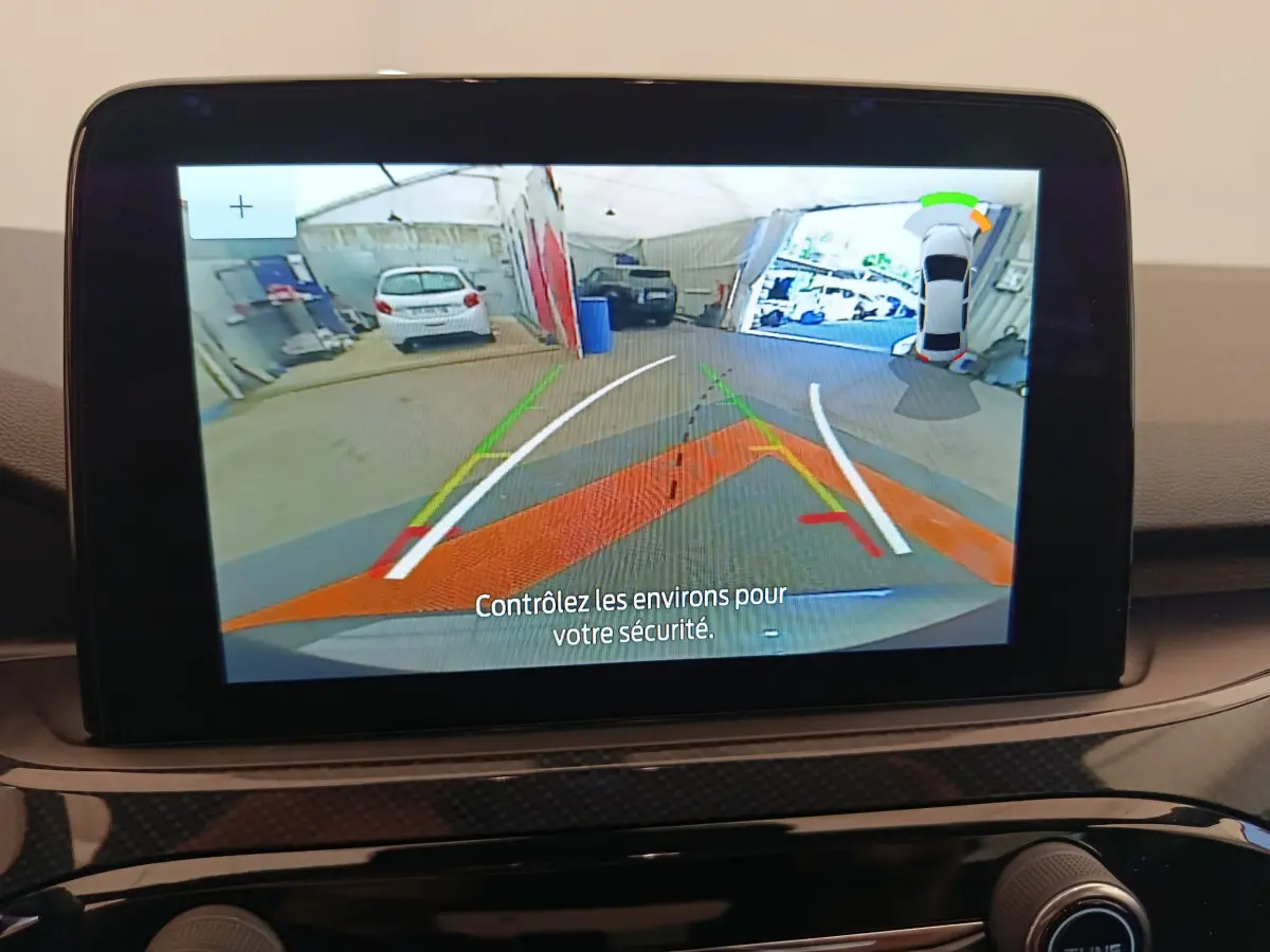 Écran tactile du Ford Kuga 2024 affichant la caméra de recul avec guidage dynamique et vue 360° intérieure.