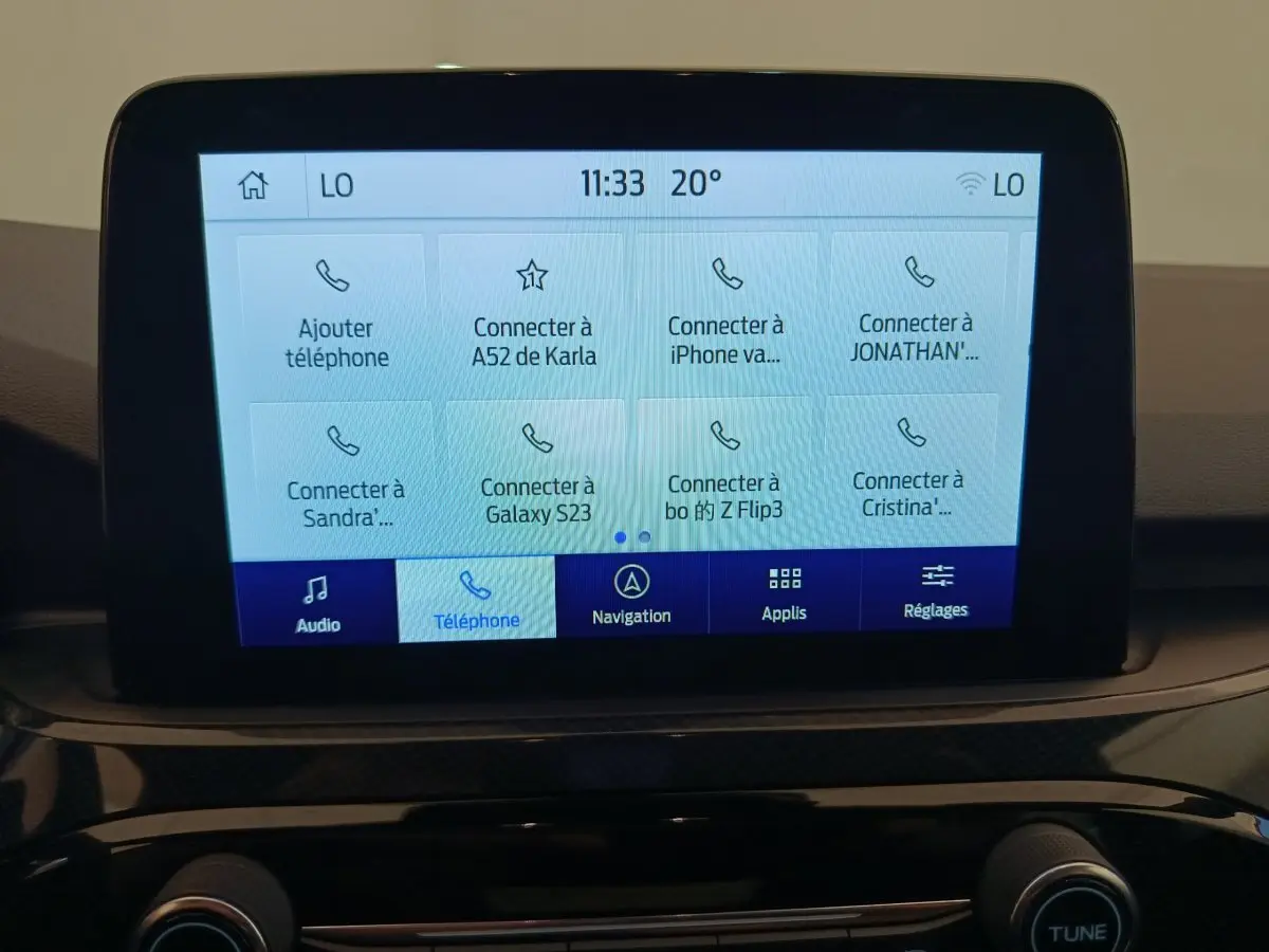 Écran tactile central du Ford Kuga 2024 affichant les options de connexion téléphonique dans un intérieur noir.