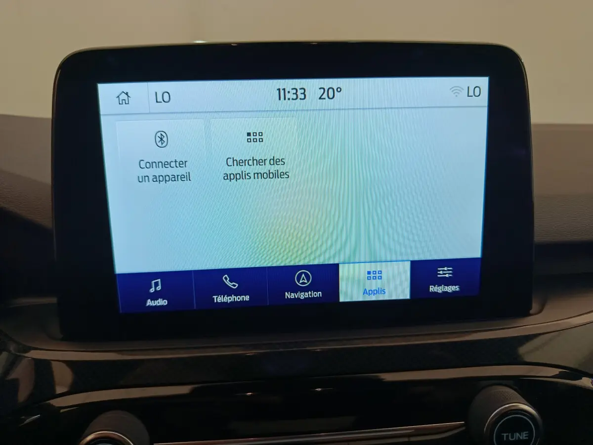 Écran tactile central affichant les options Bluetooth et applications dans l'habitacle du Ford Kuga gris clair 2024.