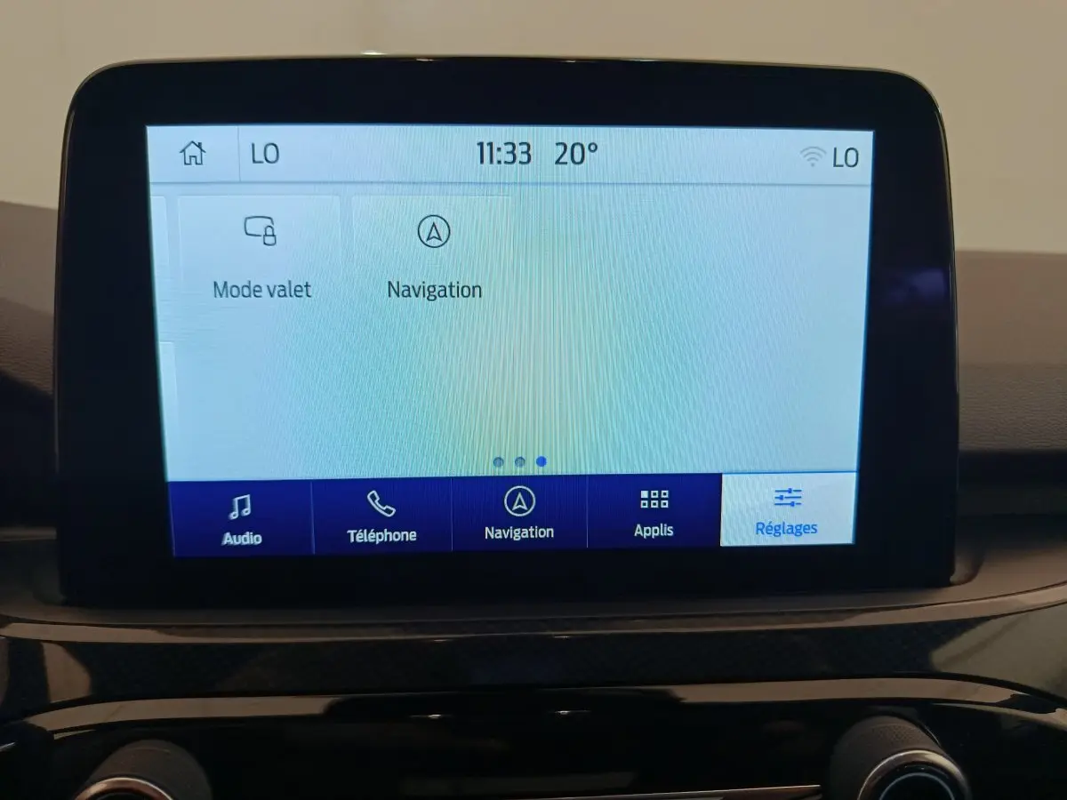 Écran tactile central du Ford Kuga 2024 affichant le menu navigation et réglages, vue frontale intérieure.