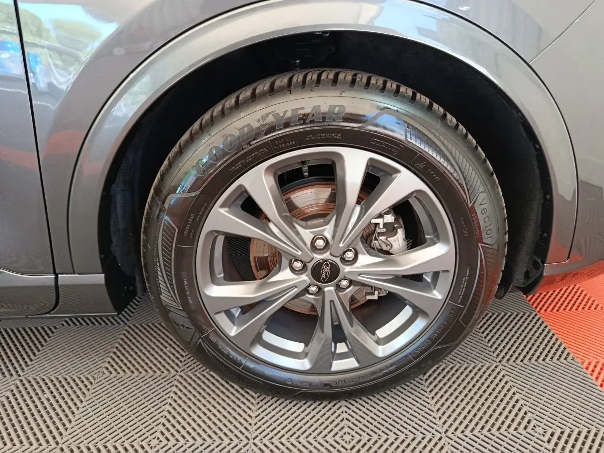 Gros plan sur la roue avant droite grise du Ford Kuga 2.0 EcoBlue avec jante alliage et pneu Goodyear.