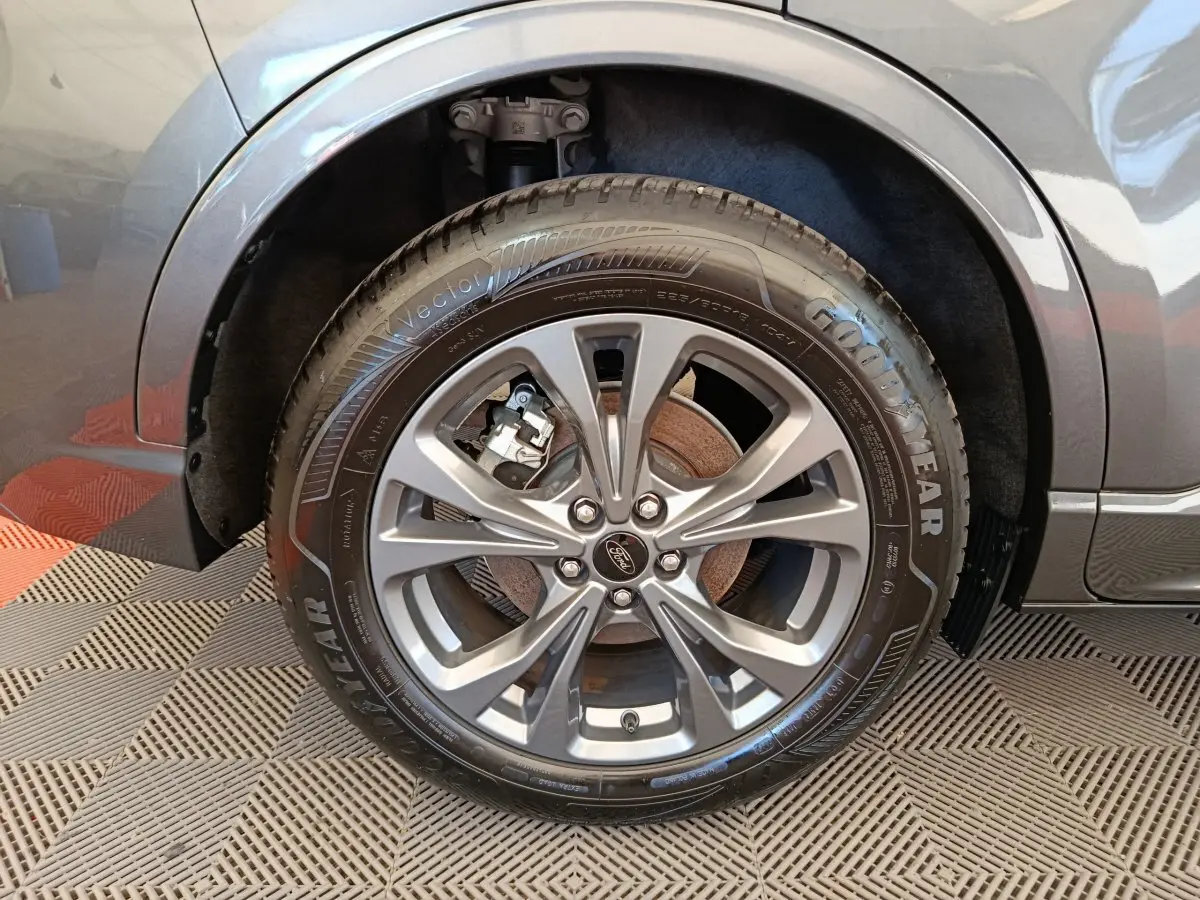Gros plan sur la roue avant droite gris clair du Ford Kuga 2.0 EcoBlue avec jante alliage et pneu Goodyear.