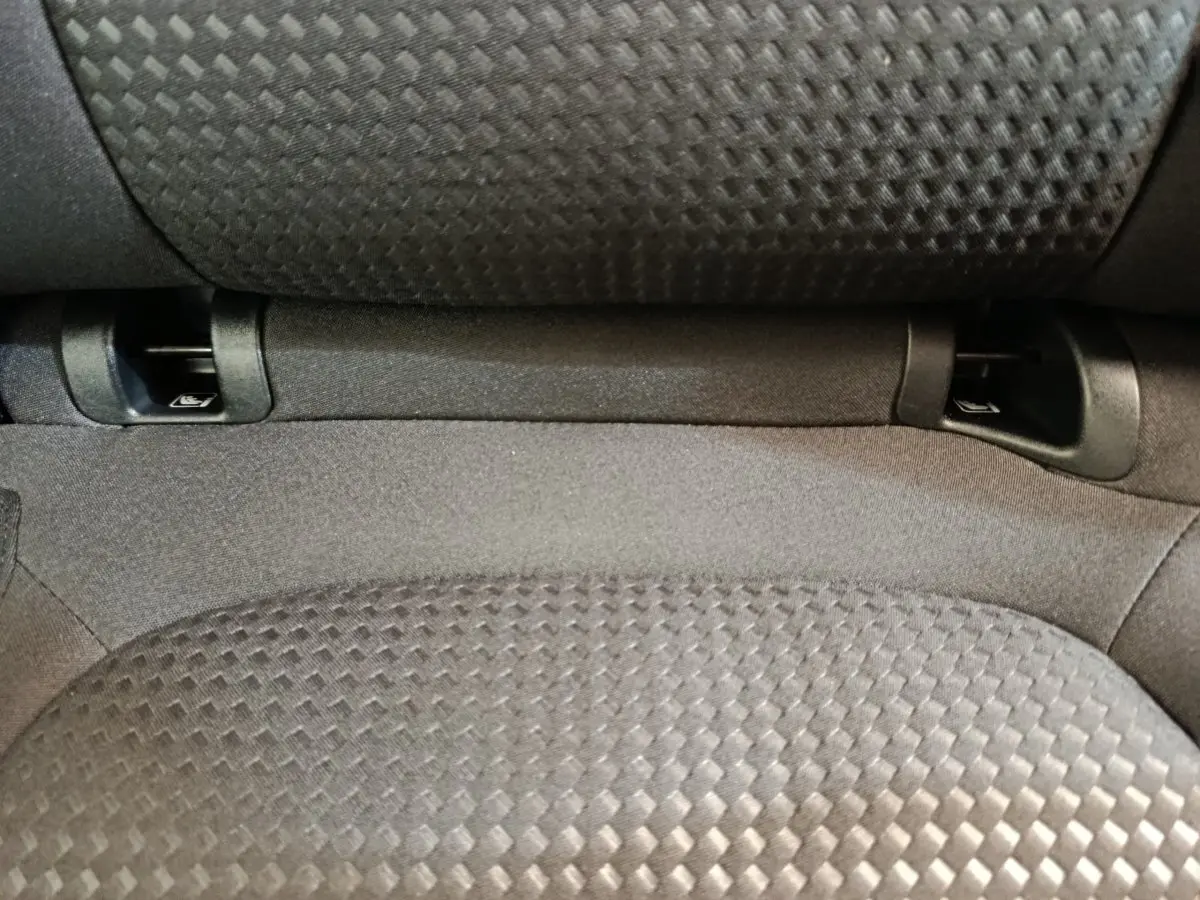 Gros plan sur le tissu gris texturé de l'assise arrière du Ford Kuga 2.0 EcoBlue 2024 St Line.