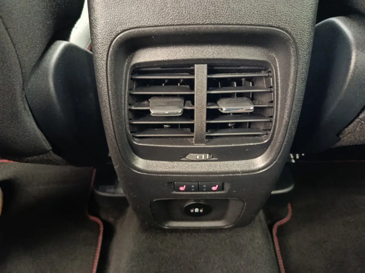 Vue rapprochée des aérateurs arrière et commandes de sièges chauffants du Ford Kuga 2.0 EcoBlue gris clair 2024.