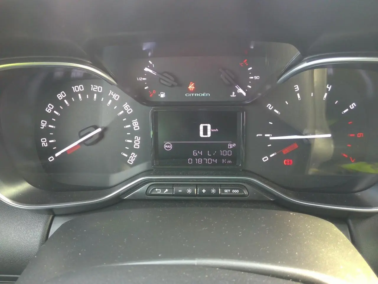 Vue rapprochée du tableau de bord numérique du Citroën C3 Aircross noir, affichant vitesse et jauges.