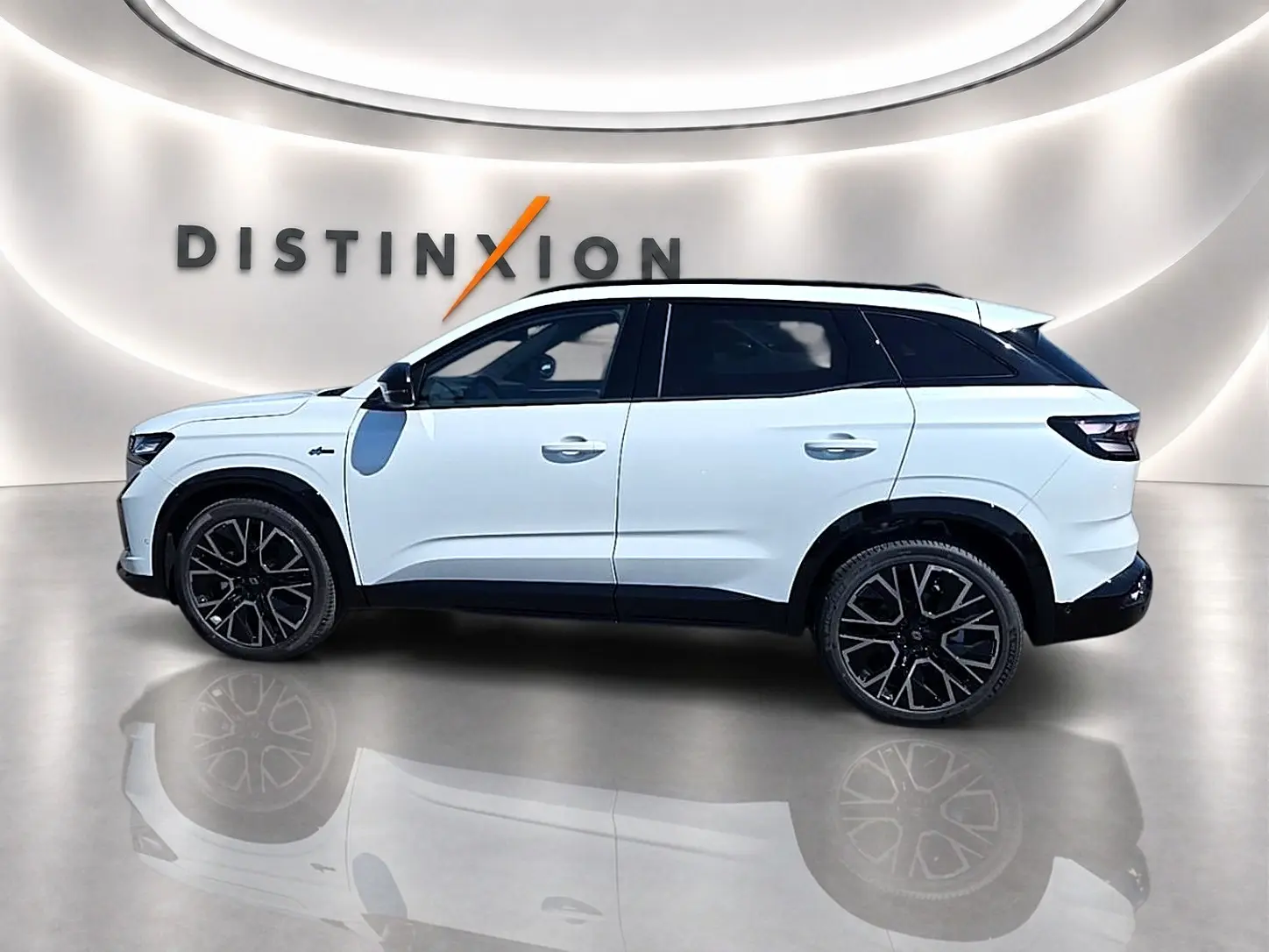 Profil droit du Renault Austral blanc nacré avec jantes noires et toit noir, sur fond lumineux avec logo Distinxion.