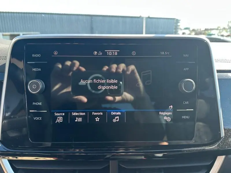 Écran tactile central du Volkswagen T-Roc 2025 noir intense nacré, affichant le message "Aucun fichier lisible disponible".